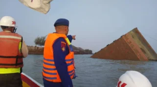 Tongkang Muatan Tiang Pancang Terhuyung Terhantam Ombak di Perairan Tuban