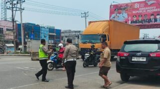 Tragis, Penumpang Motor Tewas Terlindas Truk Kontainer di KM 12 Palembang-Betung