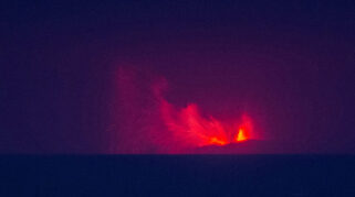 Warga Jabodetabek Diminta Pakai Masker Hadapi Sebaran Abu Vulkanik Gunung Anak Krakatau