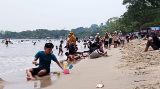 Wisatawan Tetap Nikmati Liburan di Pantai Carita Meski Gunung Anak Krakatau Erupsi