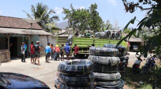 Akhiri Krisis Air Bersih di Desa Wonorejo, Relawan dan Swasta Pasang Pipa ALVApipe 10,9 Km