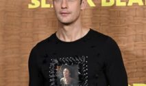 Alexander Skarsgamparingrd Memadukan Rok Kilt Ikonik dengan Foto Olivia Colman dalam Bingkai
