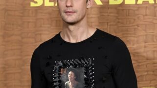 Alexander Skarsgamparingrd Memadukan Rok Kilt Ikonik dengan Foto Olivia Colman dalam Bingkai