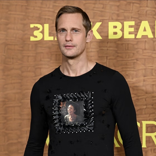 Alexander Skarsgamparingrd Memadukan Rok Kilt Ikonik dengan Foto Olivia Colman dalam Bingkai