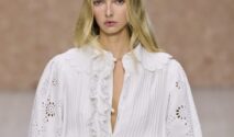 Apple Martin Memukau dalam Debut Runway di Paris Fashion Week