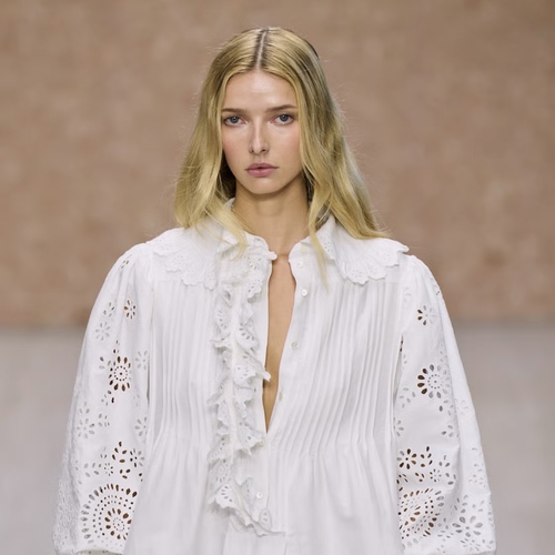 Apple Martin Memukau dalam Debut Runway di Paris Fashion Week
