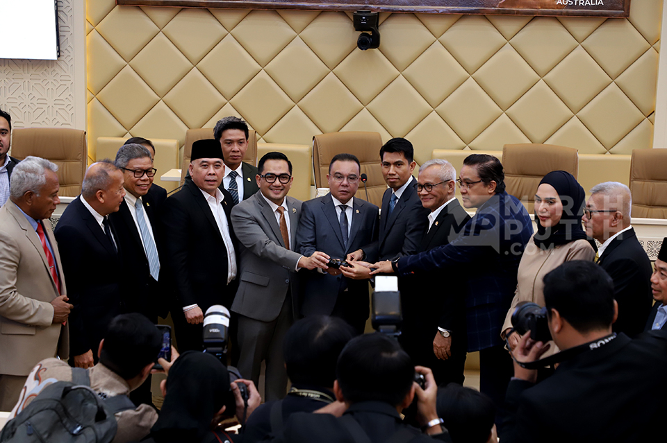 Bahtra Banong Dilantik sebagai Ketua Panja RUU Pemilu di DPR