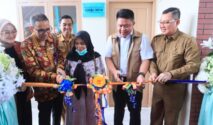 Bandara SMB II Salurkan Bantuan Sosial, Darwati Terima Rumah Layak Huni