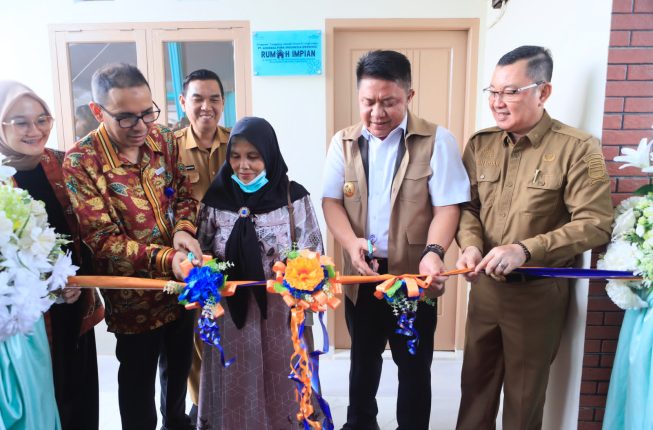 Bandara SMB II Salurkan Bantuan Sosial, Darwati Terima Rumah Layak Huni