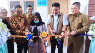 Bandara SMB II Salurkan Bantuan Sosial, Darwati Terima Rumah Layak Huni