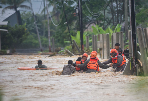 Banjir Bandang Terjang Padang, Warga Dievakuasi ke Tempat Aman