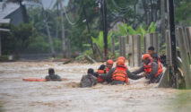 Banjir Bandang Terjang Padang, Warga Dievakuasi oleh Tim SAR
