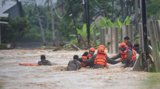 Banjir Bandang Terjang Padang, Warga Dievakuasi oleh Tim SAR