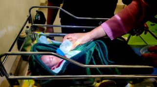 Bayi Laki-laki Terbungkus Plastik Merah Ditemukan di Pantai Panimbang