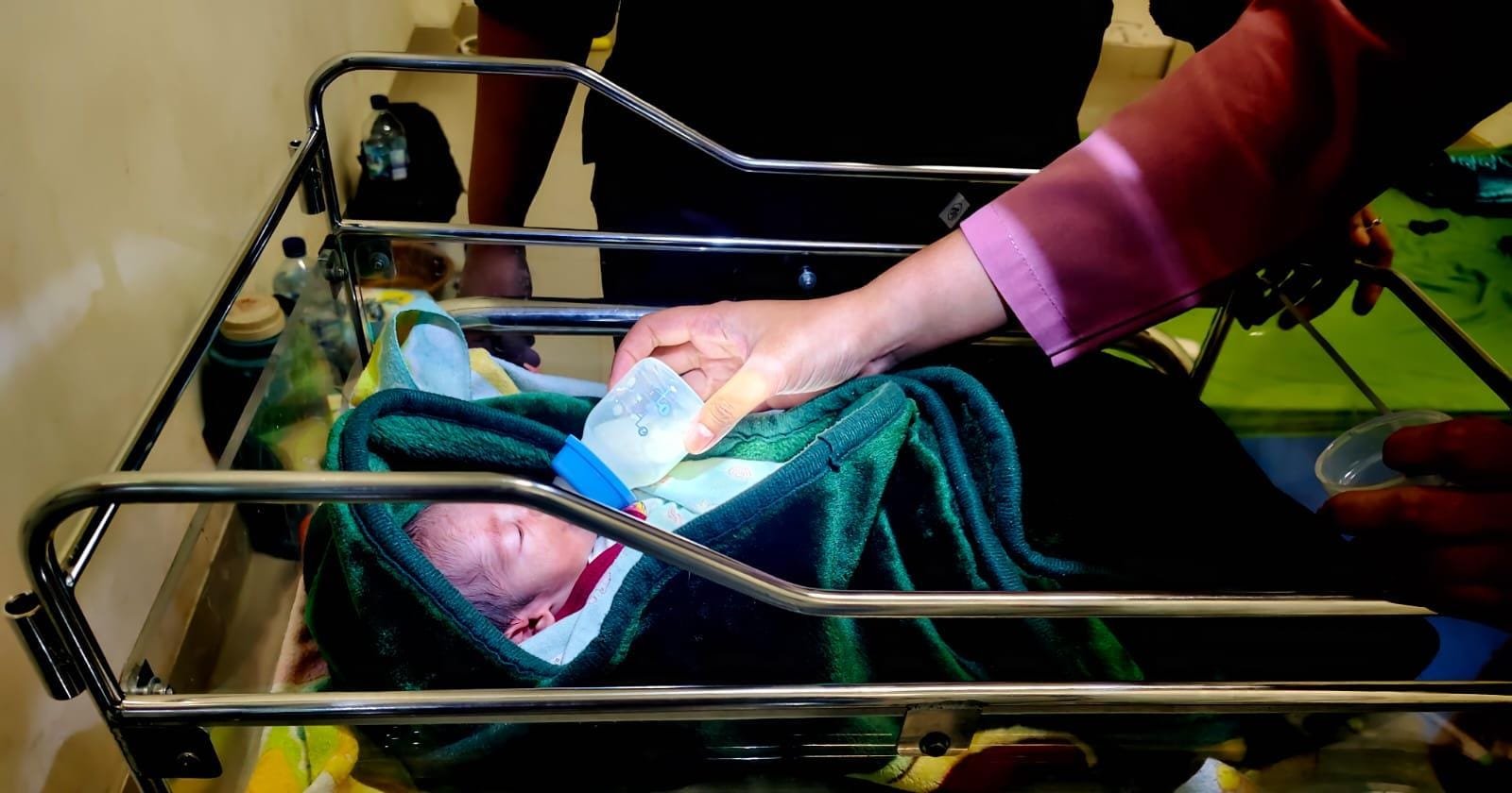 Bayi Laki-laki Terbungkus Plastik Merah Ditemukan di Pantai Panimbang