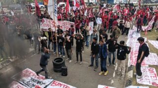 Bentrokan dalam Demo HUT Banten ke-26 di Depan Gedung DPRD