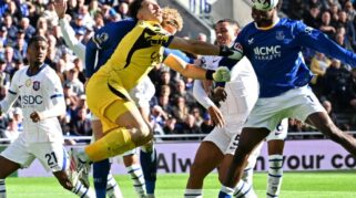 Benturan Keras Kepala, Kiper Chelsea Langsung Dilarikan ke Rumah Sakit