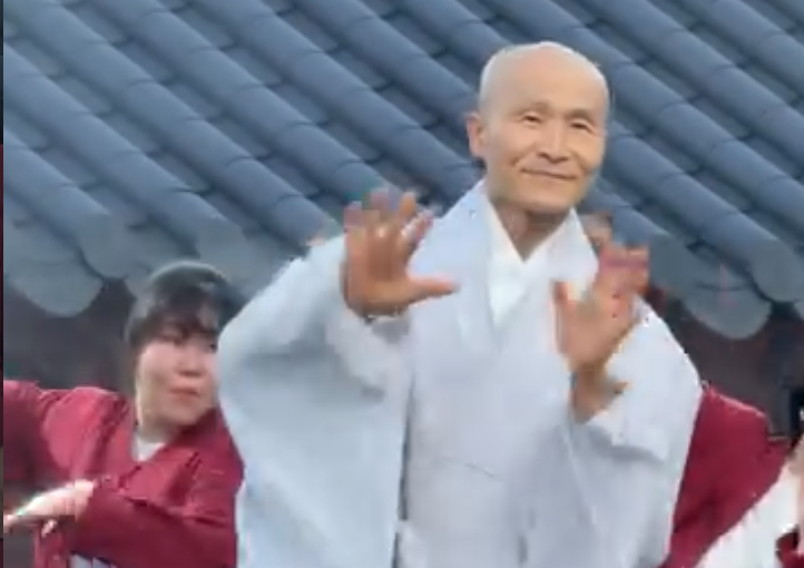 Biksu Deoksan, G-DRAGON di Dunia Buddha yang Menyebarkan Ajaran Lewat Tari