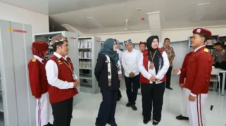 Bupati Ipuk Kagumi Perkembangan Murid Sekolah Rakyat di Open House di Banyuwangi