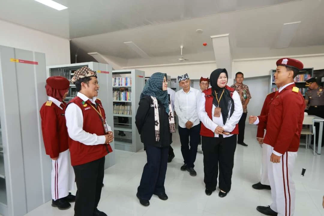 Bupati Ipuk Kagumi Perkembangan Murid Sekolah Rakyat di Open House di Banyuwangi