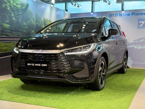 BYD M6 DM Belum Sanggup Salip Toyota Veloz Hybrid