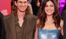 Debut Glamor Andrew Garfield dan Monica Barbaro di Karpet Merah