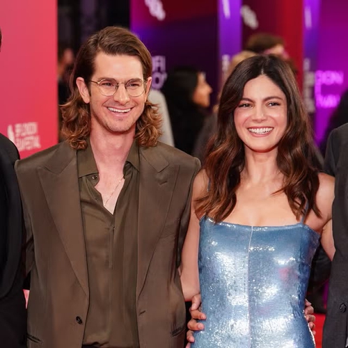 Debut Glamor Andrew Garfield dan Monica Barbaro di Karpet Merah
