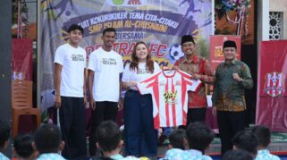 Deltras FC Perkuat Hubungan dengan Masyarakat Sidoarjo Melalui Program Goes to School