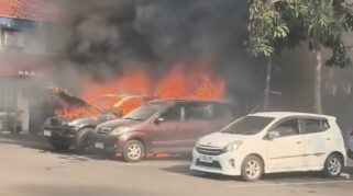 Diduga Masalah Kelistrikan, 4 Mobil Terbakar di Parkiran TIS Square Tebet