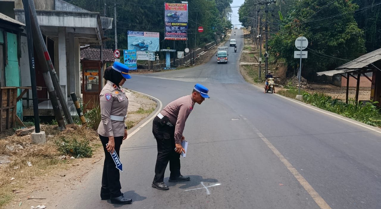 Diduga Rem Blong, Minibus Rombongan Manasik Haji Tabrak Motor dan Bus di Pandeglang