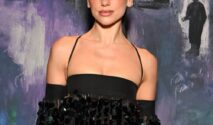 Dua Lipa Tampil Memukau dengan Gaun Payet Ferragamo di Gala Pembukaan Metropolitan Opera