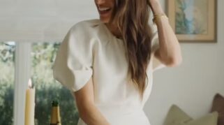 Duchess Meghan Sambut Musim Liburan lewat Gaun Krem Berlengan Puff dan Kalung Zamrud