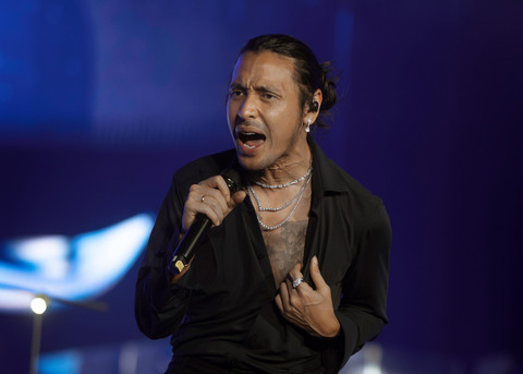 Ello Tampilkan Gaya Rock dengan Tiga Kalung Berlian di SNADA 2026