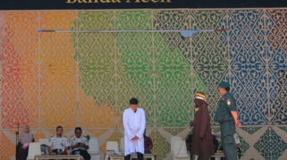 Empat Terpidana Zina Dicambuk 100 Kali di Banda Aceh