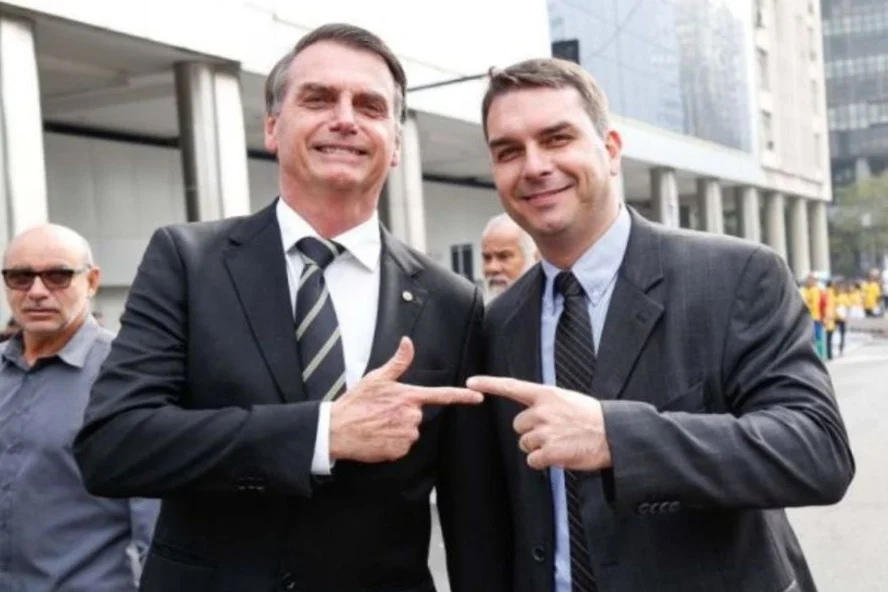 Flávio Bolsonaro dan Tantangan untuk Menghadirkan Jair Bolsonaro pada Pelantikan