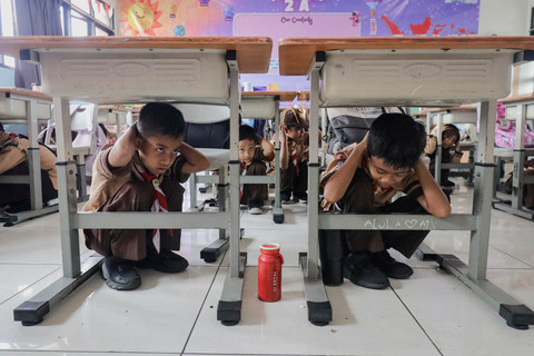 Foto Berlatih Siap Siaga saat Simulasi Gempa Bumi di Lingkungan Sekolah