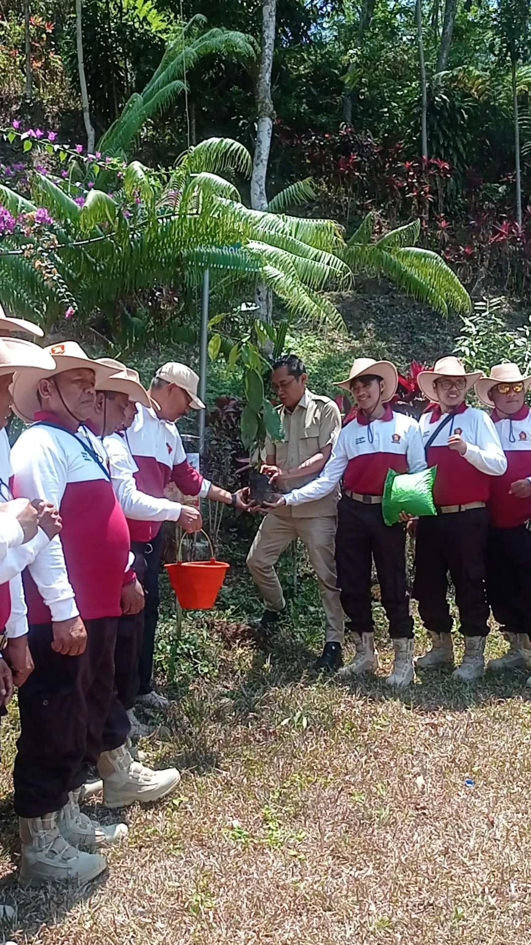 Gerindra Jember Tanam Pohon hingga Bersihkan Sungai Gunung Pasang di Jember