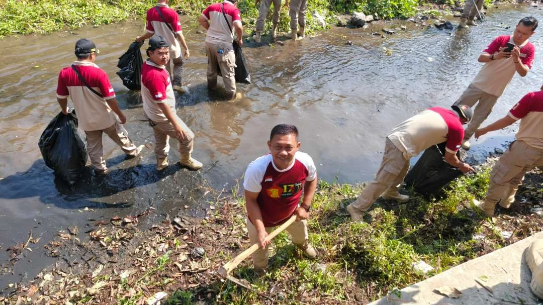 Gerindra Kota Kediri Gelar Aksi Bersih Sungai Kaliombo Bertepatan dengan Ultah Prabowo