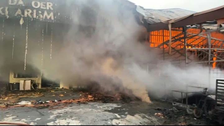 Gudang Sembako dan Rumah Makan Dapoer Kharisma di Sepatan Ludes Terbakar