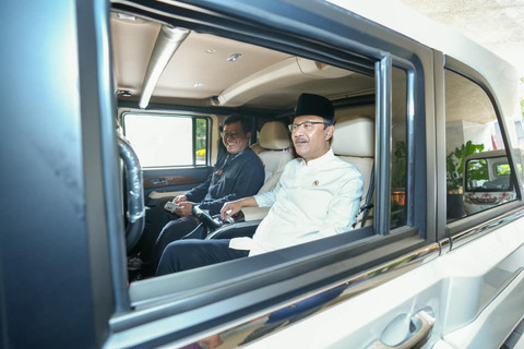 Gus Ipul Beri Apresiasi Mobil Dinas Maung Buatan PT Pindad