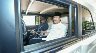 Gus Ipul Coba Mobil Dinas Maung, Beri Apresiasi Positif