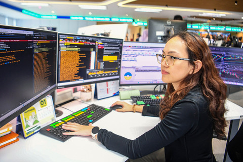 IHSG Sesi 1 Menguat Tipis ke 6.038 dengan Transaksi Mencapai Rp 5,08 Triliun
