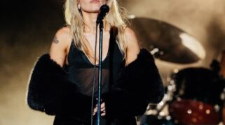 Intip Penampilan Bernuansa Noir Miley Cyrus di Hollywood Bowl