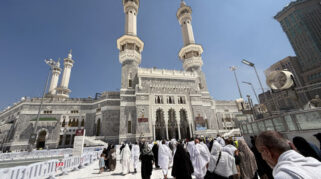 Jemaah Umrah Indonesia Tertahan di Makkah Akibat Konflik Timur Tengah