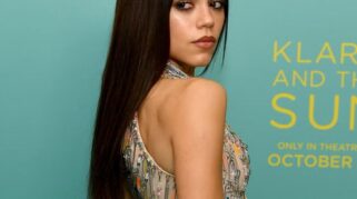 Jenna Ortega Tampil Memukau di Premiere Klara and the Sun dengan Gaun Warna-Warni Berstruktur Rangka Baja dan Hiasan