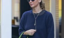 Jennifer Lawrence Menyegarkan Gaya Kasualnya di New York City Dengan Sentuhan Warna Hijau Lime yang Mencuri Perhatian
