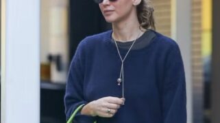 Jennifer Lawrence Menyegarkan Gaya Kasualnya di New York City Dengan Sentuhan Warna Hijau Lime yang Mencuri Perhatian