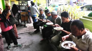 Jumat Berkah, Beberapa Masjid di Surabaya Sajikan Makanan Gratis dari Singkong hingga Lontong Balap