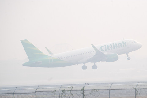 Kabut Asap Akibat Karhutla Ganggu Penerbangan di Bandara SMB II Palembang