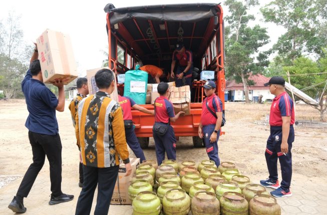 Kanwil Kemenkum Babel Salurkan Donasi untuk Warga Terdampak Karhutla di Bangka Selatan